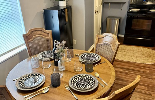 Kingston Apartment | Adorable Midtown Kingston Tavern Style apartment