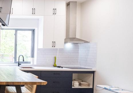 Earlscourt House | Adorable Modern Master Bedroom near Colleges and K-town
