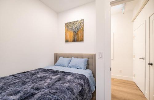 Earlscourt House | Adorable Modern Master Bedroom near Colleges and K-town