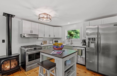 Jefferson House | Adorable Mountain View New Englander