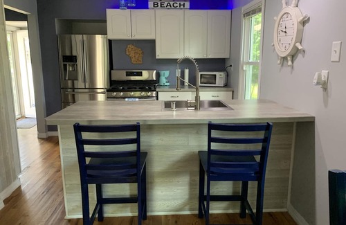 Newville Cottage | Adorable, Nautical Vibe Cottage w Lake Kosh Views & Close to all the FUN!