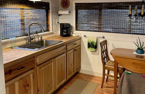 Newman Lake Cabin | Adorable Newman Lake Tiny cabin & Bunkhouse steps to beach, WiFi, AC, Fireplace