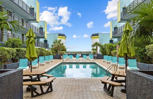 Myrtle Beach Apartment | Adorable Oceanfront Condo - 2 Queen Beds - Kitchen