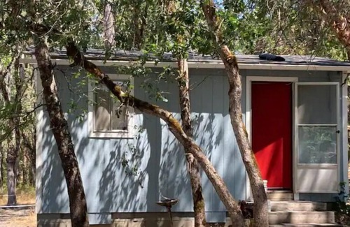 Central Point House | Adorable one-bedroom guest house in the country