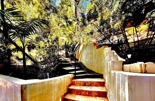 The Flats House | Adorable Patio Ensuite Apt w/ Pool access on private Beverly Hills estate