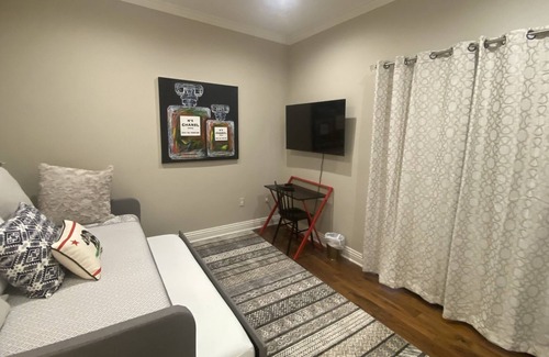 The Flats House | Adorable Patio Ensuite Apt w/ Pool access on private Beverly Hills estate