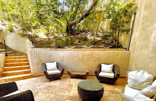 The Flats House | Adorable Patio Ensuite Apt w/ Pool access on private Beverly Hills estate