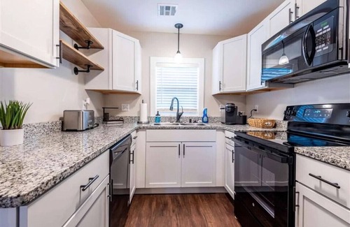 Manhattan House | Adorable, Peaceful Hidden Stone -Walk to City Park