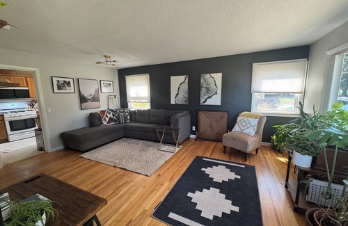 Redmond House | Adorable Pet-Friendly House - Walking Distance to Downtown and Dry Canyon