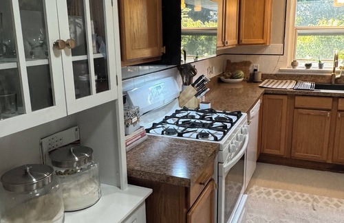 Redmond House | Adorable Pet-Friendly House - Walking Distance to Downtown and Dry Canyon