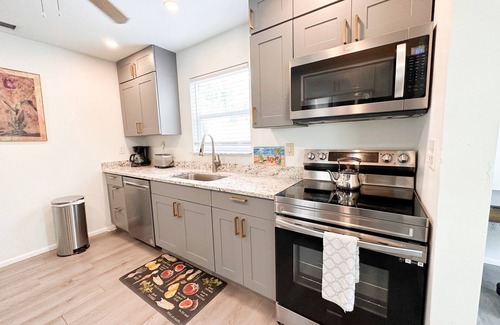 United Central House | Adorable Private Cottage, Pet friendly, near beach & downtown. NO cleaning fee.