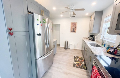 United Central House | Adorable Private Cottage, Pet friendly, near beach & downtown. NO cleaning fee.