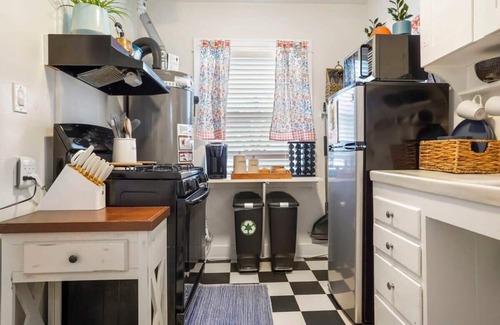Hillcrest House | Adorable Quirky Hideaway~BIG Private Enclosed Yard