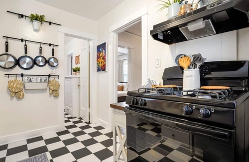 Hillcrest House | Adorable Quirky Hideaway~BIG Private Enclosed Yard