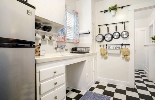 Hillcrest House | Adorable Quirky Hideaway~BIG Private Enclosed Yard