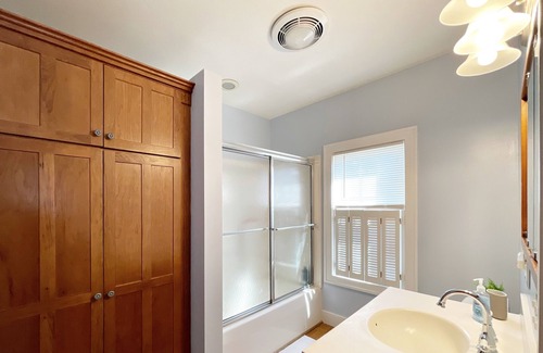 Tiffin House | Adorable & Roomy Cottage - Near Downtown, Universities & Hedges-Boyer Park!