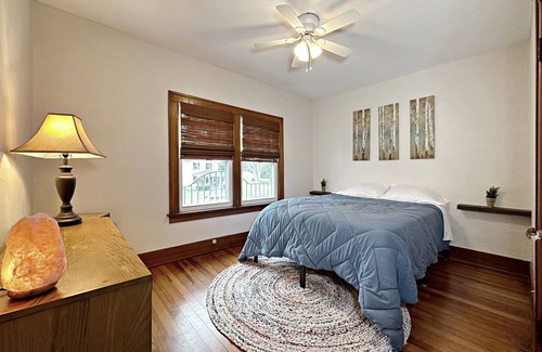 Tiffin House | Adorable & Roomy Cottage - Near Downtown, Universities & Hedges-Boyer Park!