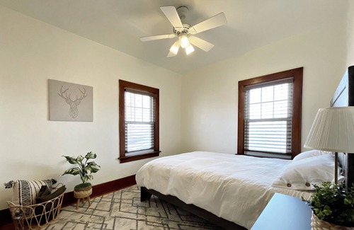 Tiffin House | Adorable & Roomy Cottage - Near Downtown, Universities & Hedges-Boyer Park!