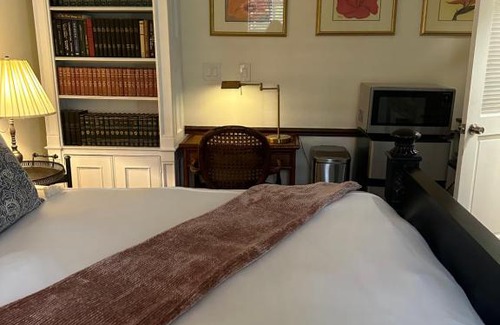Royal Palm Beach House | Adorable Self Check-in Guest Suite w/Private Patio