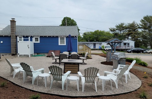 Snug Harbor Cottage | Adorable Snug Harbor Cozy Cottage,Minutes to the beach(pet friendly)