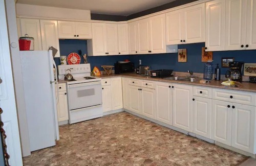 West Newton - Highway 10 House | Adorable spacious 1 bdrm suite