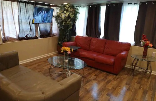 Dallas Apartment | Adorable Spacious Apt with Private Entrance Close to Downtown Dallas