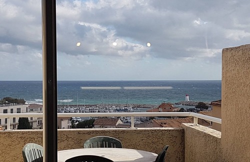 Sausset-les-Pins Apartment | Adorable studio . between sky and sea .