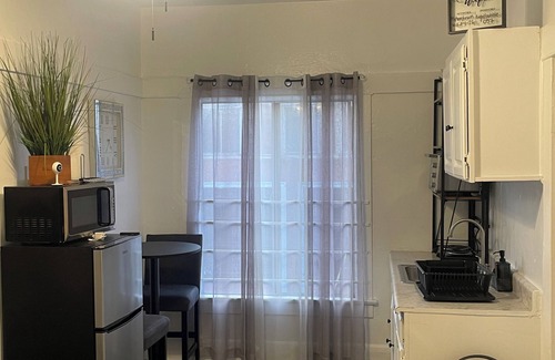 Mid City Apartment | Adorable studio in Los Angeles near all the action