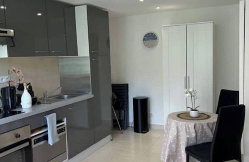 L'Ariane Apartment | Adorable studio (sleeps 3) with parking and outdoor space