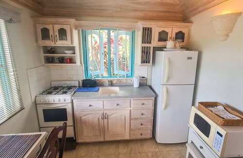 Sandy Lane Cottage | Adorable Sunset Crest Home Near the Beach, Communal Pool, Full Kitchen, SmartTV