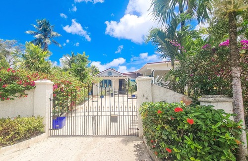 Sandy Lane Cottage | Adorable Sunset Crest Home Near the Beach, Communal Pool, Full Kitchen, SmartTV