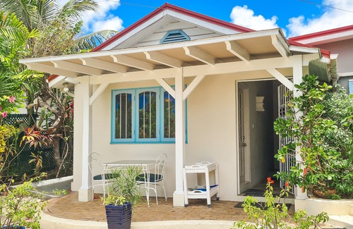 Sandy Lane Cottage | Adorable Sunset Crest Home Near the Beach, Communal Pool, Full Kitchen, SmartTV