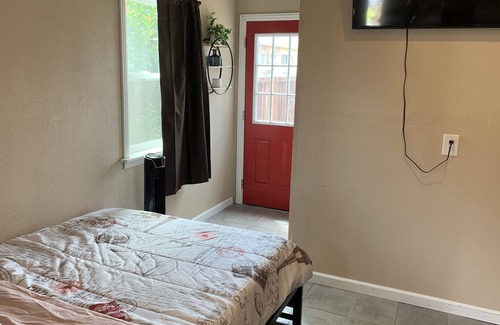 Vallejo Apartment | Adorable Tiny Home In Law Unit