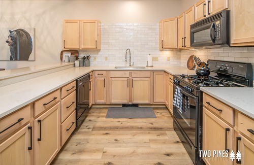 Big Sky House | Adorable Townhome! 15 Min Drive to Resort! 5 Min Walk to Town Center and Shuttle