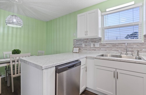 Jacksonville House | Adorable Townhome with Water Views
