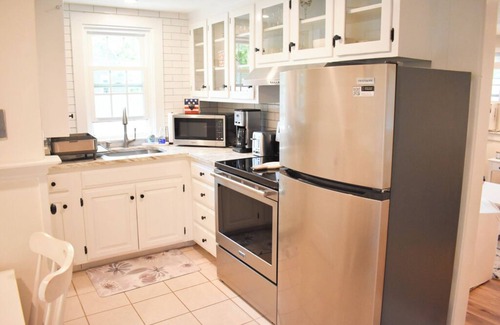 West Dennis House | Adorable two bedroom sleeping 6 in West Dennis, .6 miles to the beach!