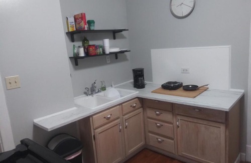 Oak Park Apartment | Adorable two-bedroom/gym and deck