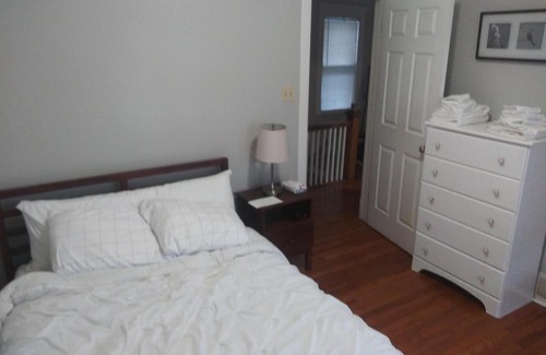 Oak Park Apartment | Adorable two-bedroom/gym and deck