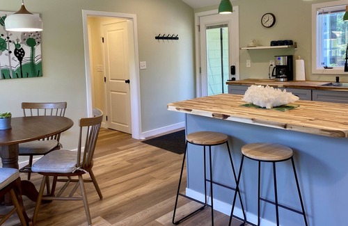 Hope House | Adorable, Updated 2 Bedroom Retreat on the River!