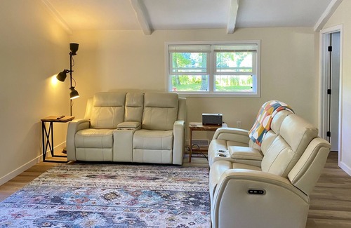 Hope House | Adorable, Updated 2 Bedroom Retreat on the River!