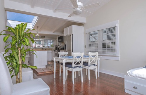 Venice Cottage | Adorable Venice Canal Home, Sleeps 6 + Row boat