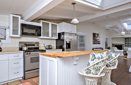 Venice Cottage | Adorable Venice Canal Home, Sleeps 6 + Row boat