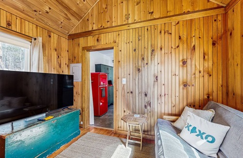Gray Cottage | Adorable waterfront gem with 2 kayaks, high-speed WiFi, full kitchen & dock