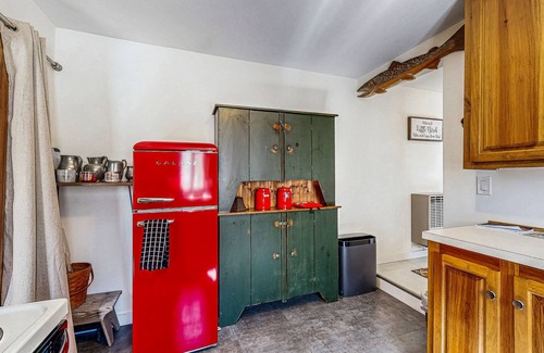 Gray Cottage | Adorable waterfront gem with 2 kayaks, high-speed WiFi, full kitchen & dock