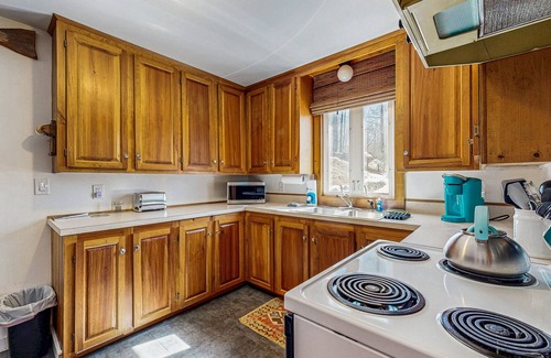 Gray Cottage | Adorable waterfront gem with 2 kayaks, high-speed WiFi, full kitchen & dock