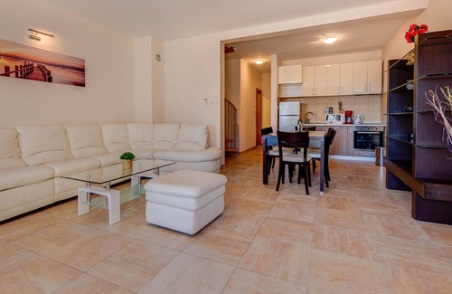 Kamenari Apartment | Adria Port 3BD Apartment with Pool and Sea View