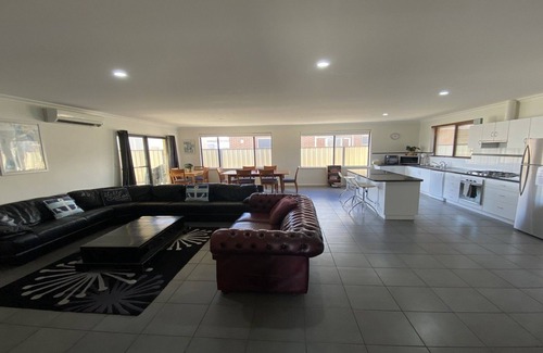 Jurien Bay House | Adriana Retreat - large modern home located in Beachridge Estate. Ideal for a large family holiday