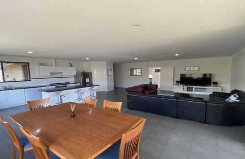 Jurien Bay House | Adriana Retreat - large modern home located in Beachridge Estate. Ideal for a large family holiday