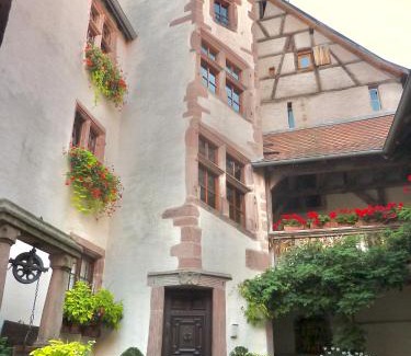Riquewihr Bed & Breakfast | ADRIHOF à Riquewihr, Cour de l'Abbaye d'Autrey