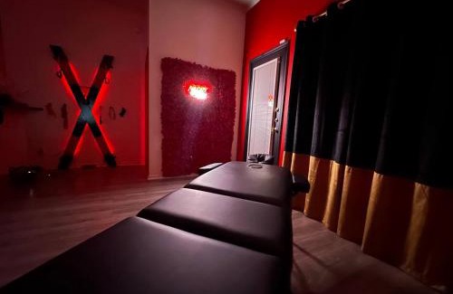 Killeen House | Adult-only Kink Suite Jacuzzi Spa King Bed